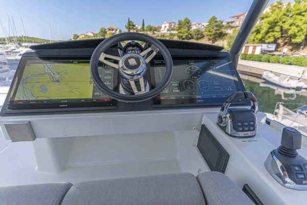 motorkatamaran-chartern-kroatien-19