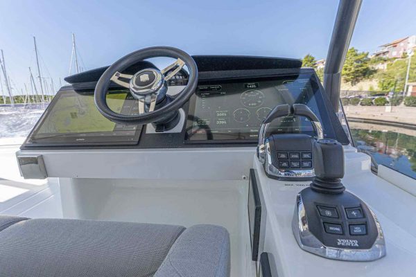 Motorkatamaran Chartern Kroatien