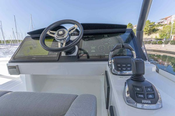 Motorkatamaran Chartern Kroatien