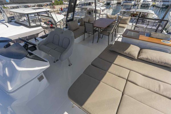 Motorkatamaran Chartern Kroatien