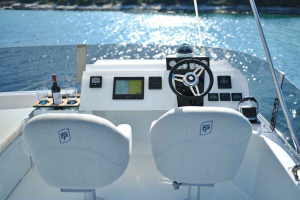 Motorkatamaran Vermietung